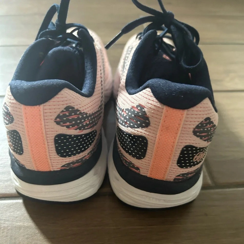 New Balance Women's 680v6 Cushioning Running Shoe, Peach. Size 6. - Picture 2 of 6